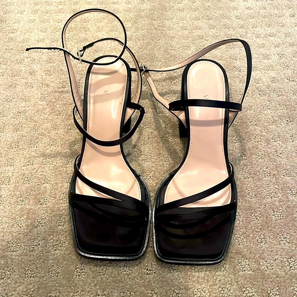 ALOHAS Alexa Silky Black Heel